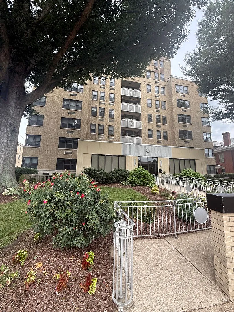 1108 Kanawha Blvd E Unit 205 — Photo 2