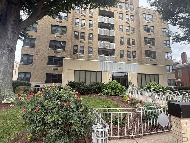 1108 Kanawha Blvd E #205 — Photo 2