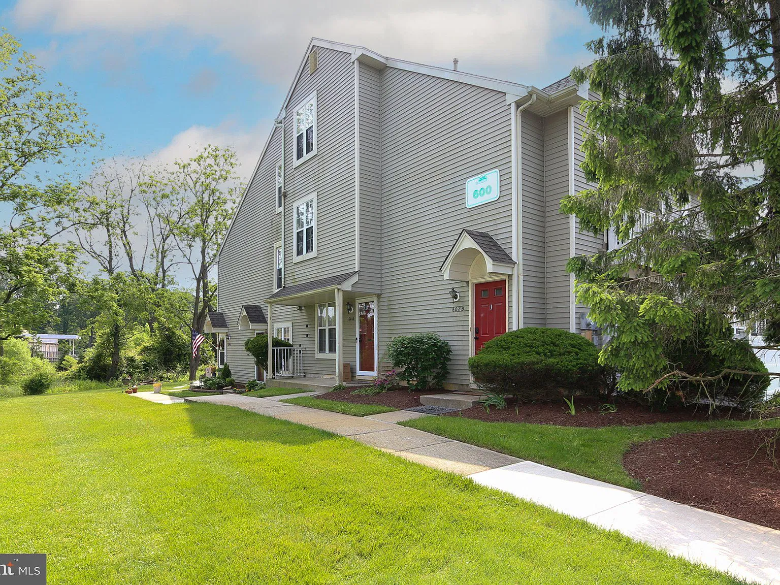2 bed, 1.0 bath, 920 sqft, $2,100 — Photo 2