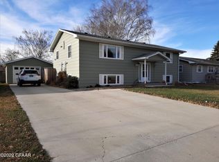 219 9th Ave SE, Devils Lake, ND 58301