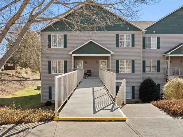 226 Lola Ln APT 202, Pilot Mtn, NC 27041