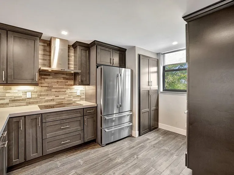 118 Lake Emerald Dr — Photo 2