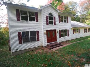 129 N Country Rd, Mount Sinai, NY 11766