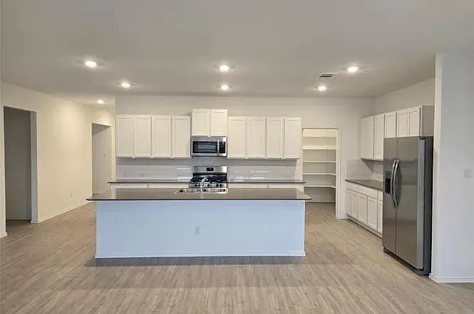 4 bed, 2.5 bath, 3009 sqft, $2,590 — Photo 3