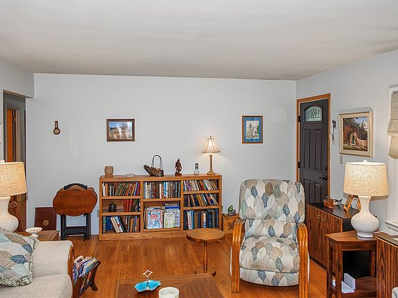 4th image of 312 Burton St