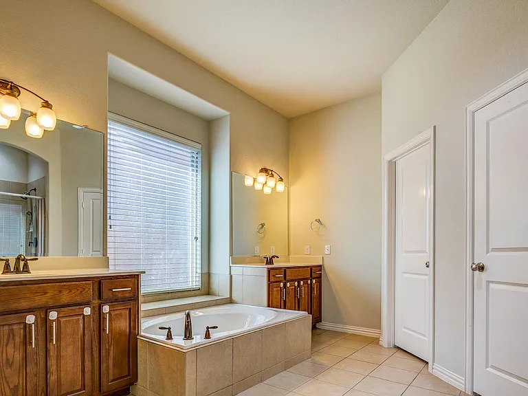 10841 Leesa Dr — Photo 13