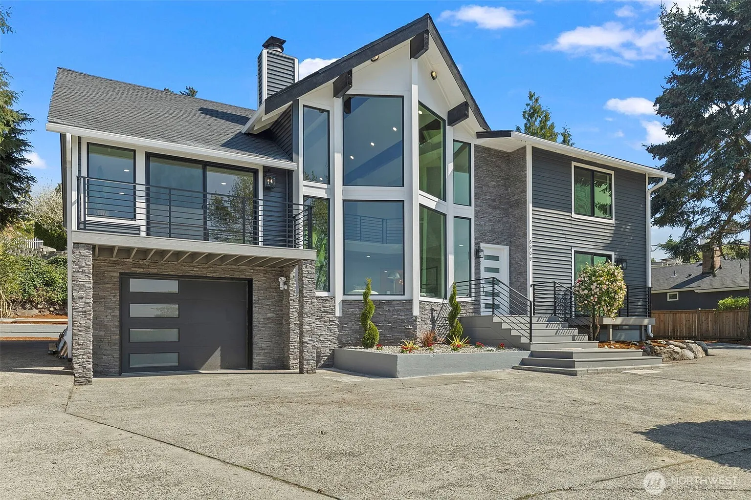 6909 E Side Drive NE photo 1