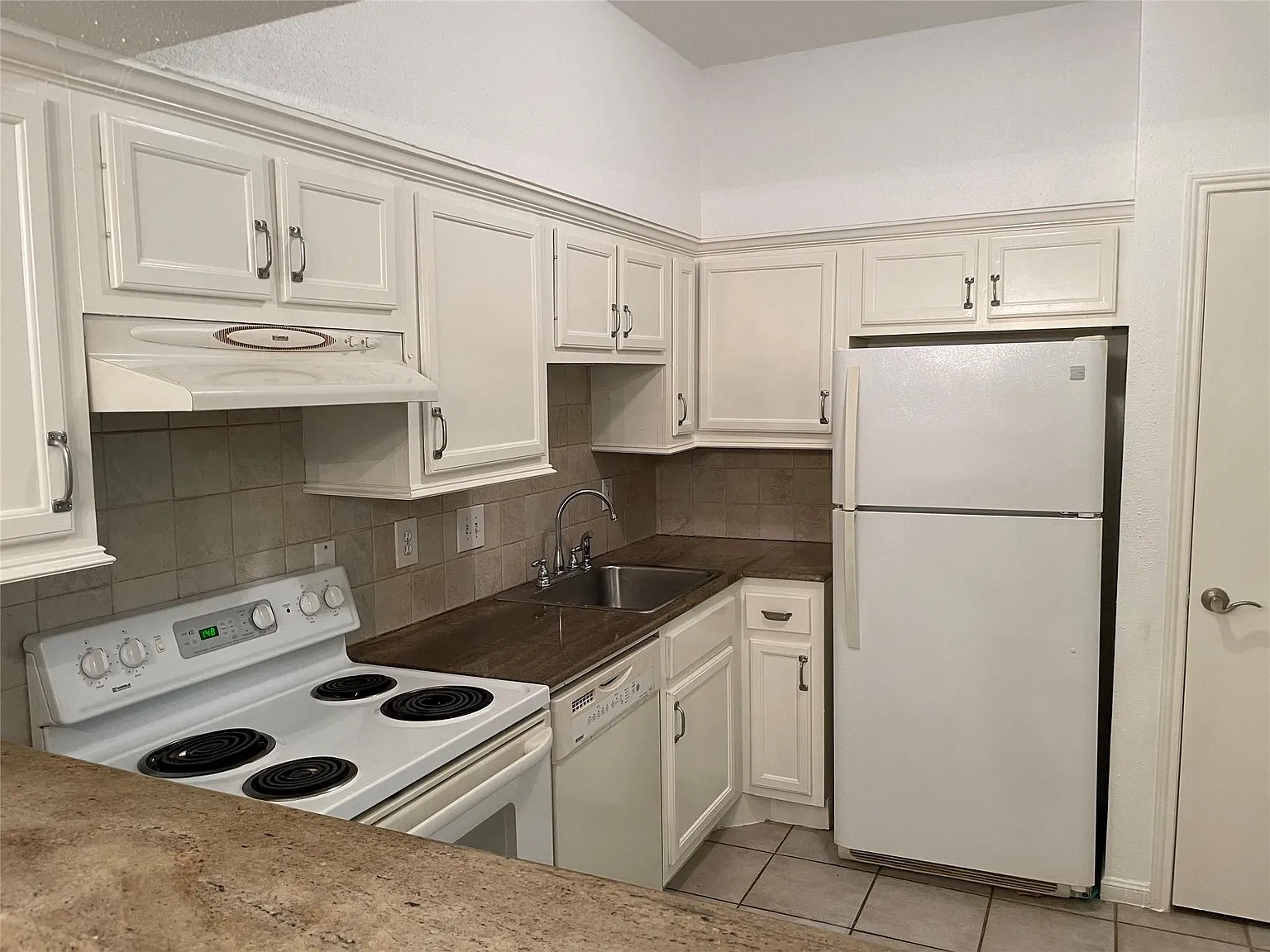 1 bed, 1.0 bath, 848 sqft, $1,100 — Photo 4