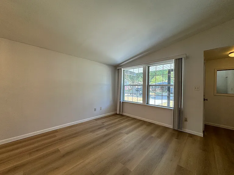 1202 E Maxlow Ave — Photo 6