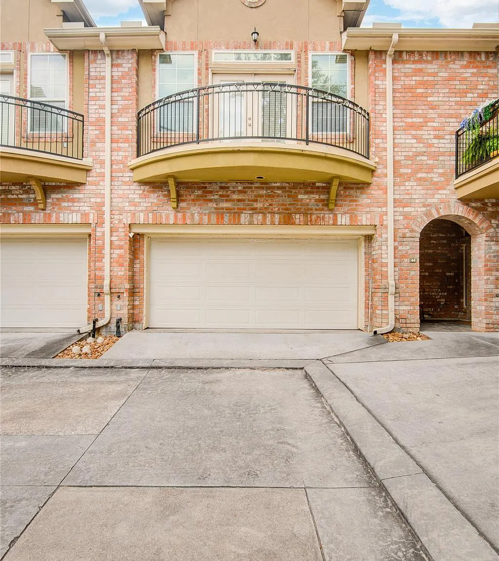 3 bed, 3.5 bath, 2408 sqft, $2,400 — Photo 3
