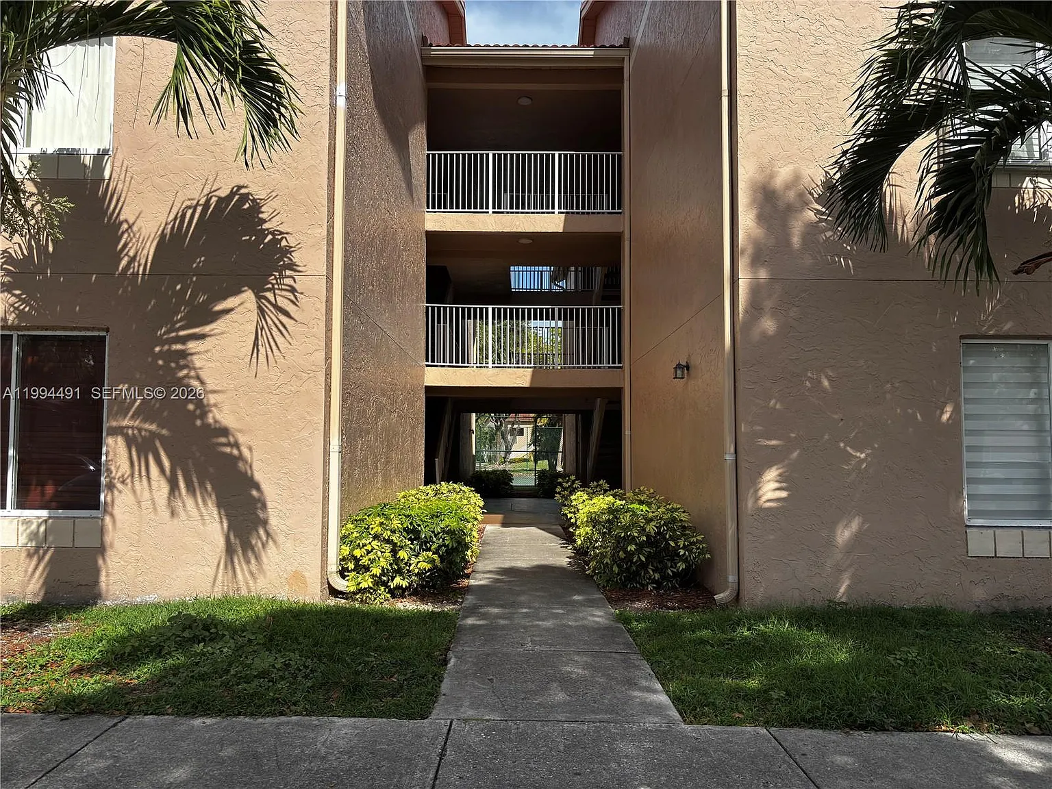 Royal Palm Place — Photo 3