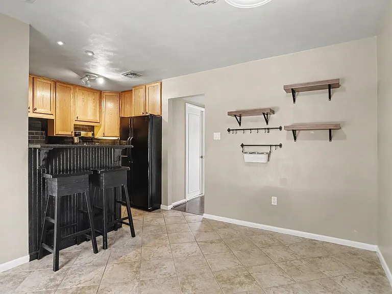 803 Hills Dr — Photo 9