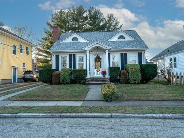 18 Pearce Ave E, Riverside, RI 02915
