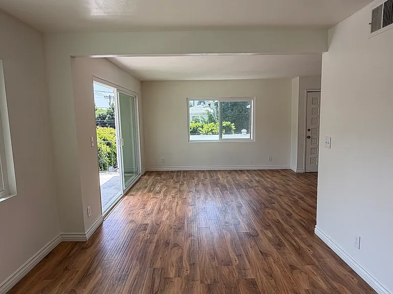 2421 N Beachwood Dr #2 — Photo 8