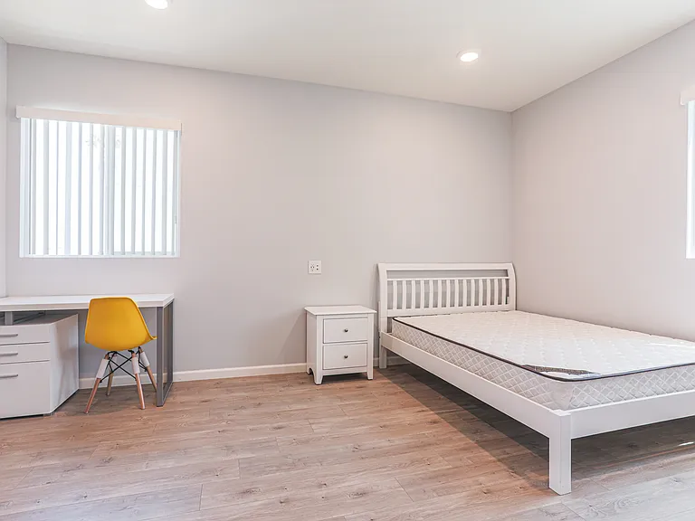 1259 W 36th Pl — Photo 15
