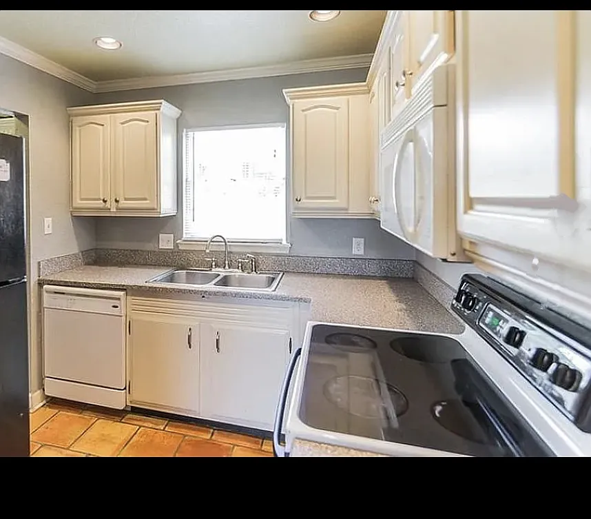 1226 Villa Lane - R200 — Photo 2