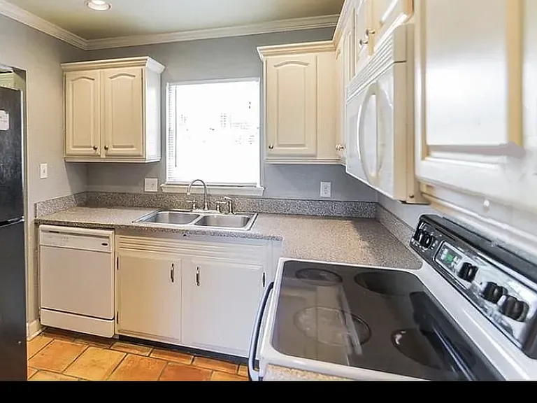 1226 Villa Ln #R200 — Photo 2