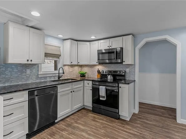 16 Ray St, Coventry, RI 02816