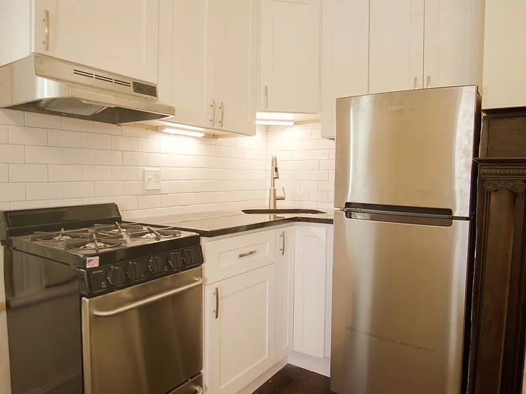 627 W Jones St #1 — Photo 2