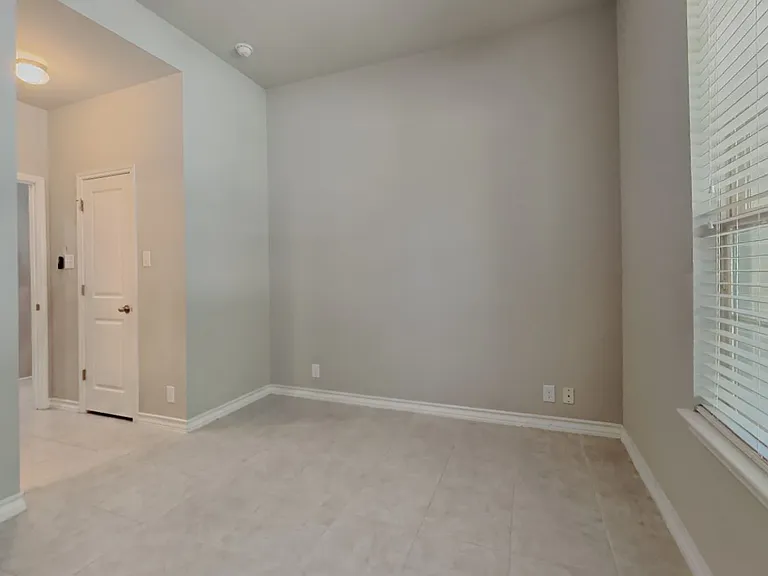 Spacious corner room with neut