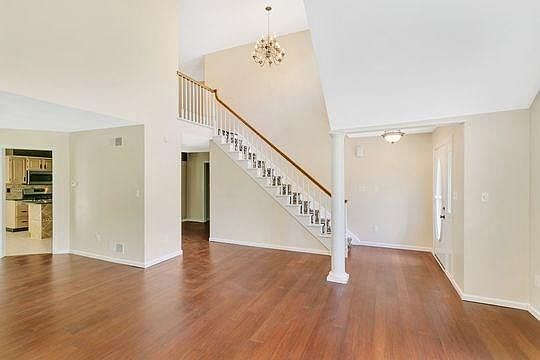 5th image of 305 Satinwood Ln