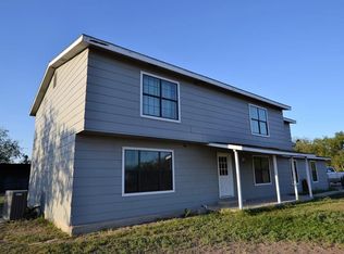 1420 County Road 4017, La Pryor, TX 78872