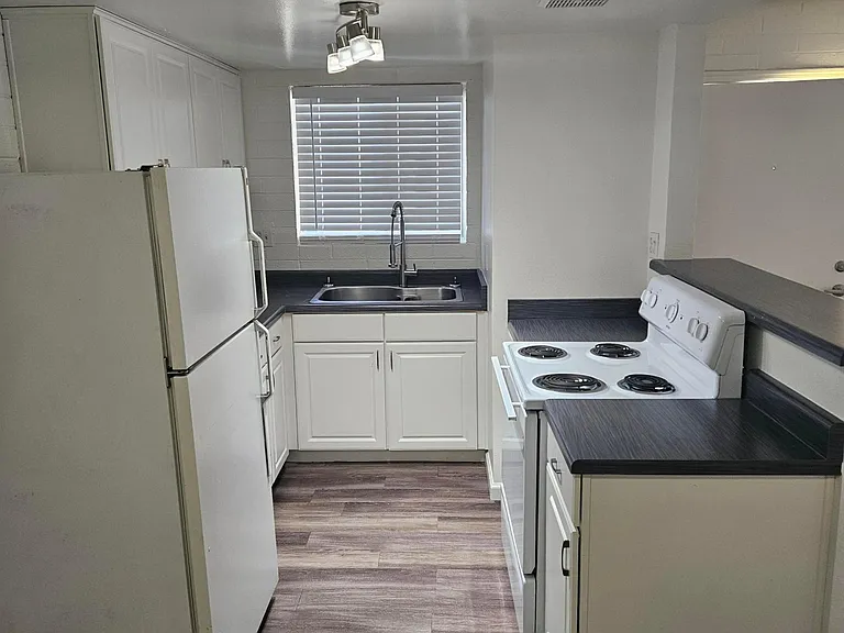 521 E Bethany Home Rd — Photo 14