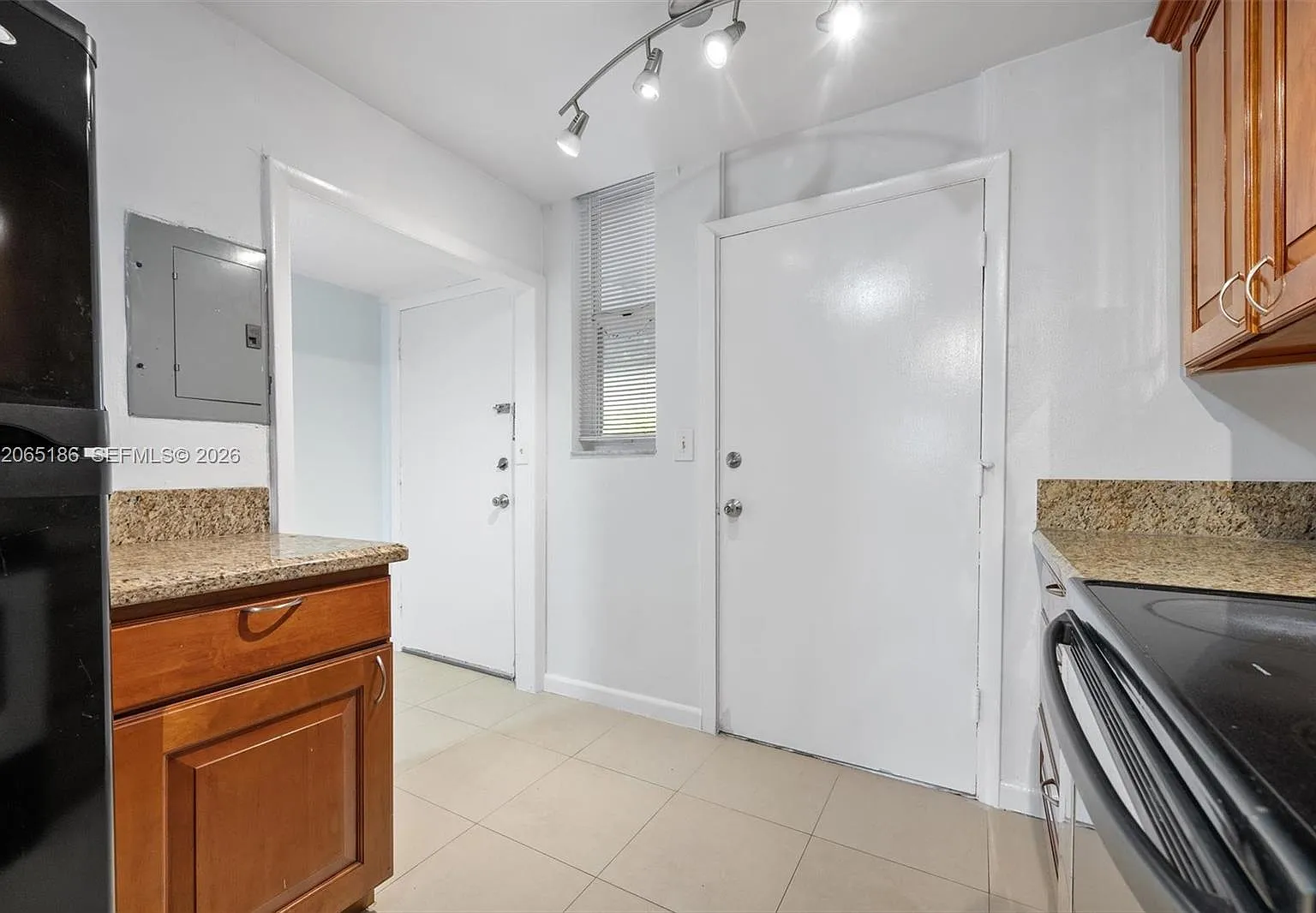 Eastern Shores White Hous — Photo 2