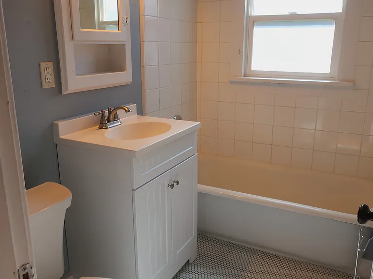 710 Monroe St #B — Photo 3