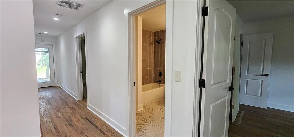3 bed, 2.0 bath, 1406 sqft, $2,300 — Photo 4