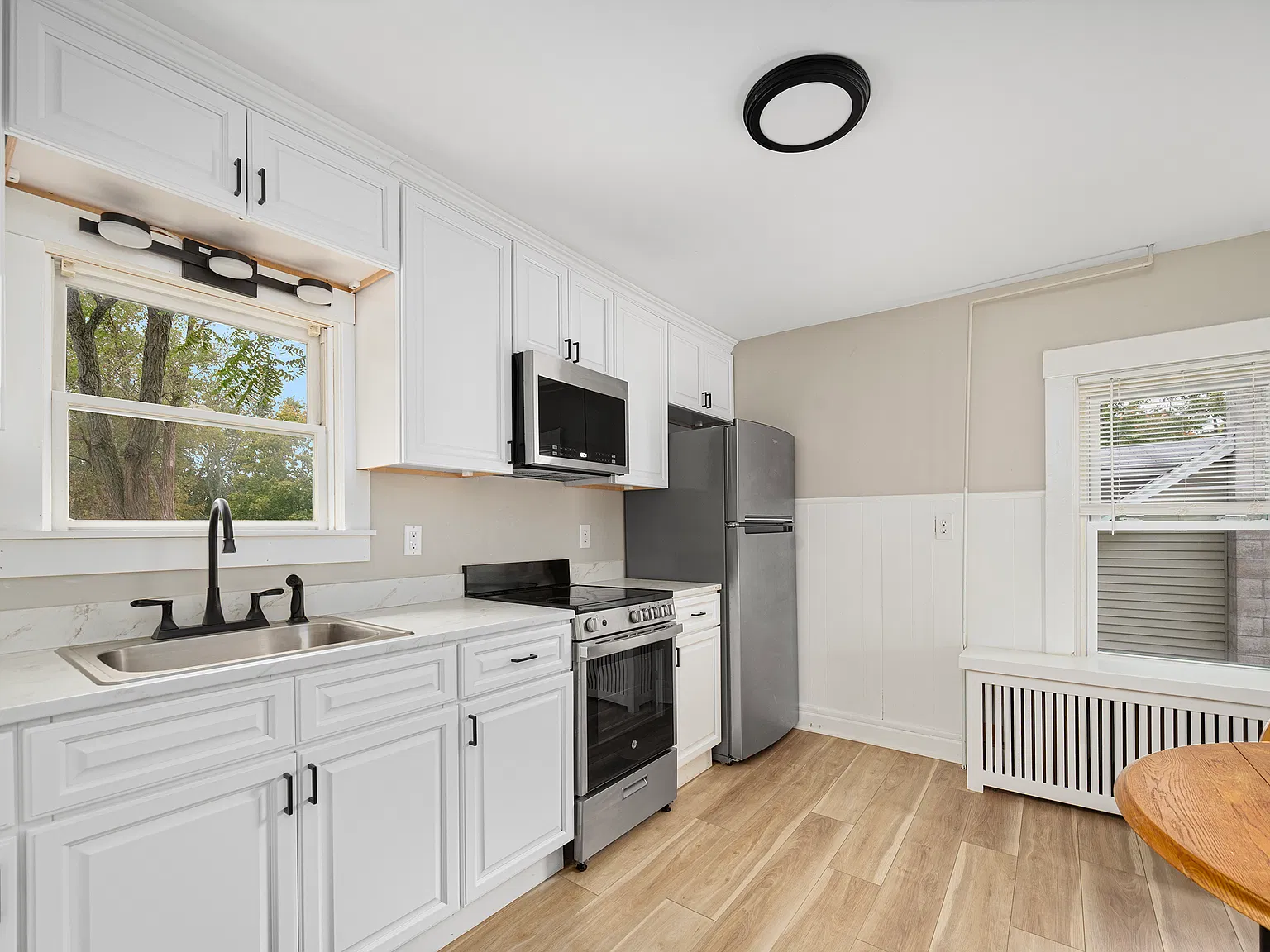 2 bed, 850 sqft, $2,300 — Photo 2