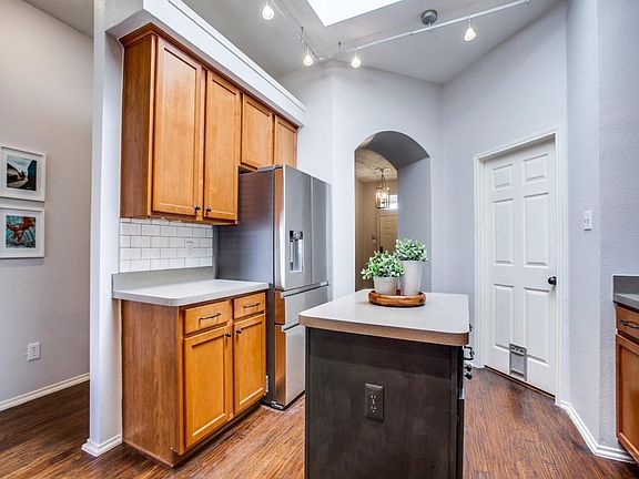 3rd image of 6111 Hillcrest Dr