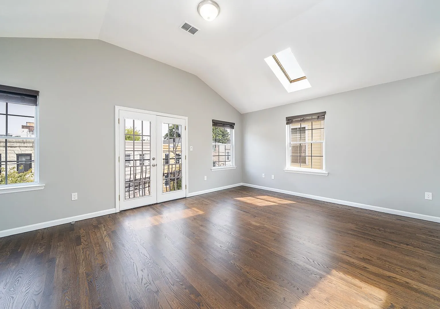 3 bed, 2.0 bath, 1200 sqft, $2,850 — Photo 3