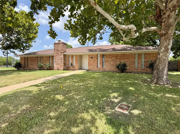 403 Lotus St, Lake Jackson, TX 77566