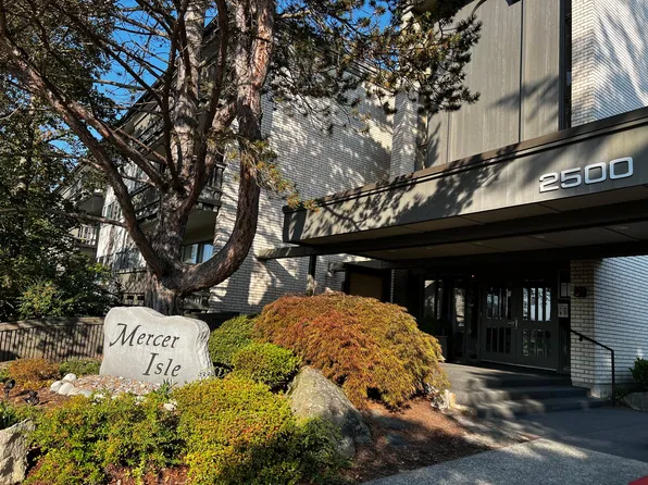 2500 81st Ave SE APT 328, Mercer Island, WA 98040