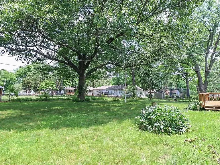 7039 Nieman Rd — Photo 18