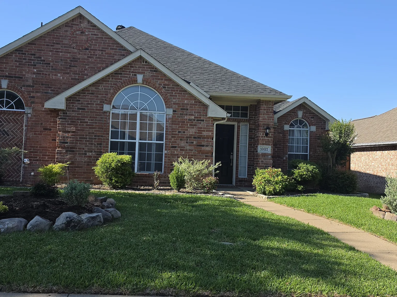 3 bed, 1852 sqft, $2,100 — Photo 1