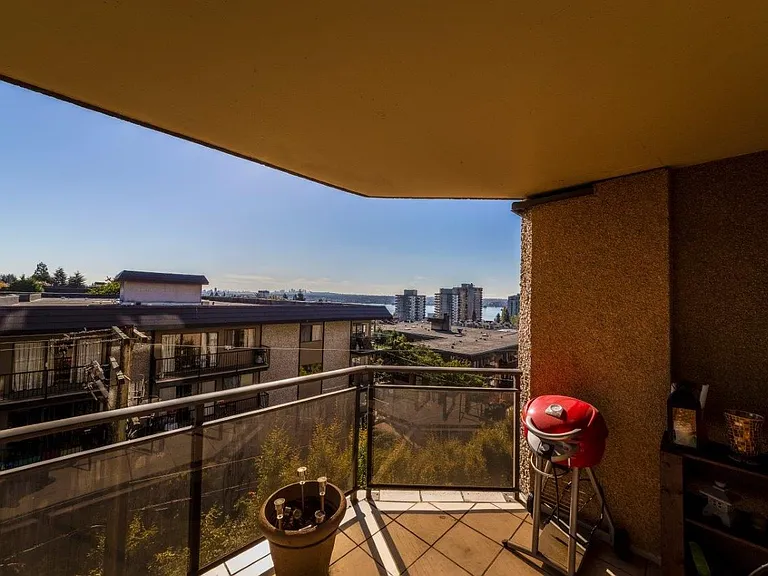 444 Lonsdale Ave — Photo 8