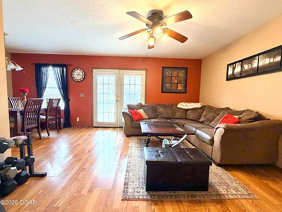 2nd image of 608 Valley View St