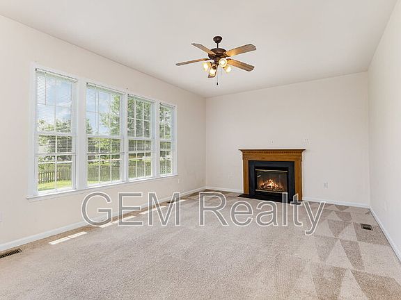 5th image of 35 Wild Rose Dr