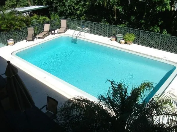 1071 8th St S, Naples, FL 34102