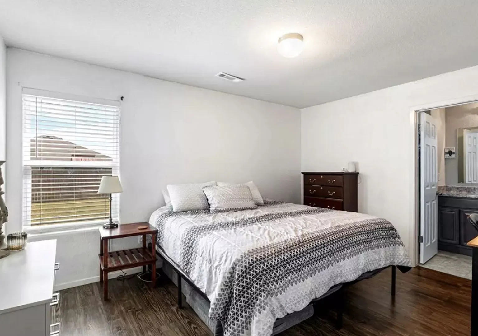 Wonderful home located in Bentonville's Silver Meadow Subdivision — Photo 4