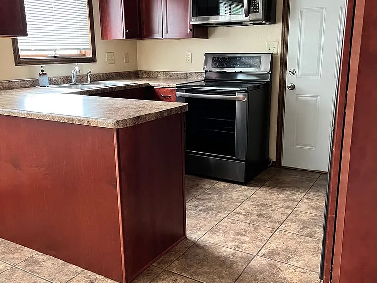 2747-2749 Packerland Dr — Photo 14