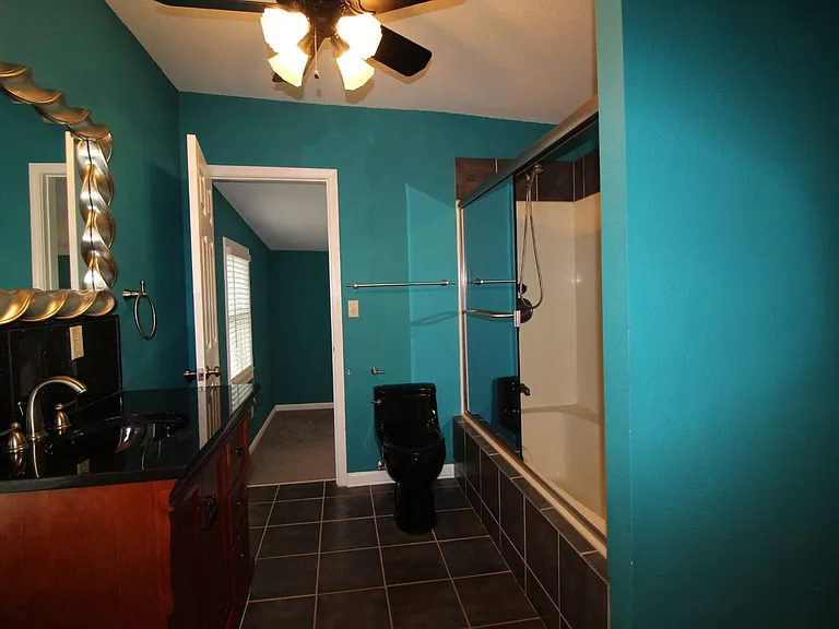 3215 Charlotte St — Photo 28