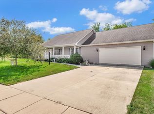 1301 Devonshire Dr, Monticello, IL 61856
