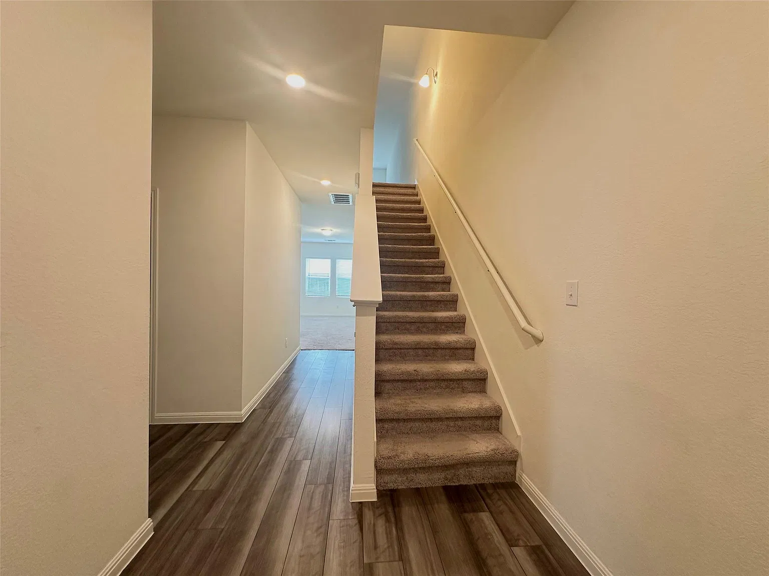 4 bed, 3.0 bath, 2331 sqft, $2,000 — Photo 2