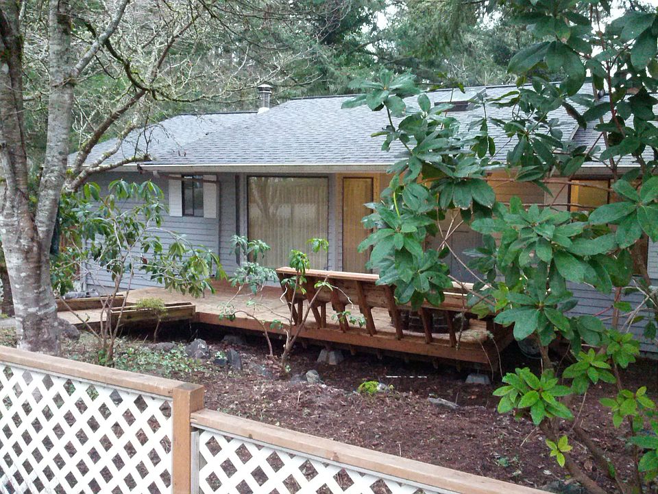 Fenced front with deck and gas fire pit