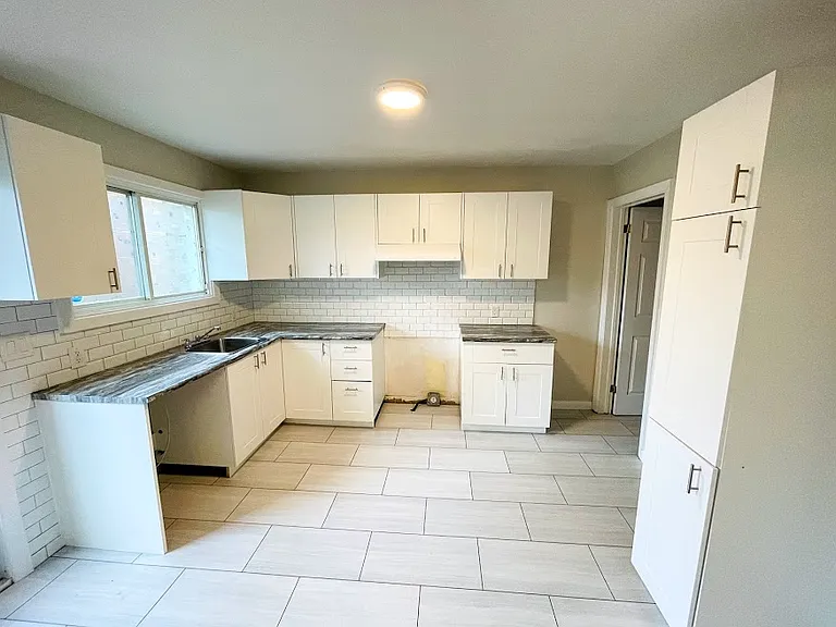 706 Hastings Ave — Photo 4
