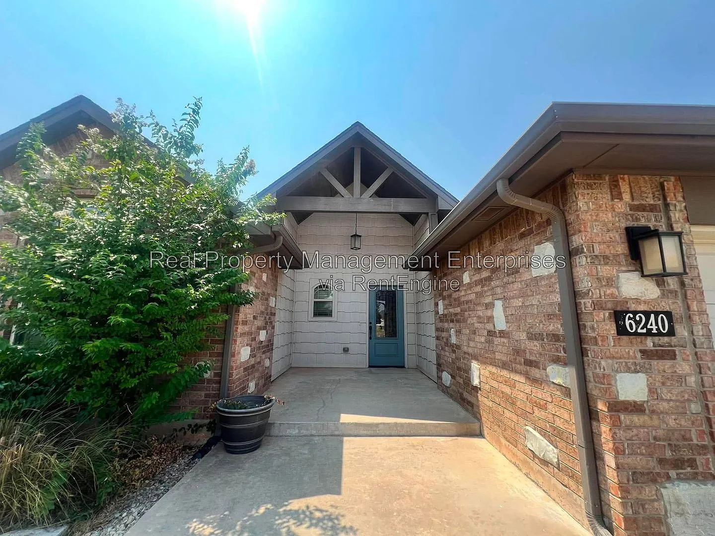 3 bed, 2.0 bath, 1576 sqft, $1,800 — Photo 2