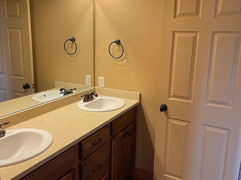 905 Saxon Way #D — Photo 6
